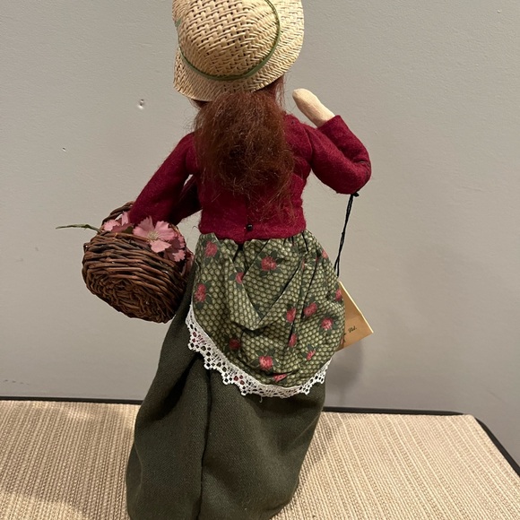 Byers Choice Carolers Cries of London Collection Flower Seller 1994. - Picture 2 of 5